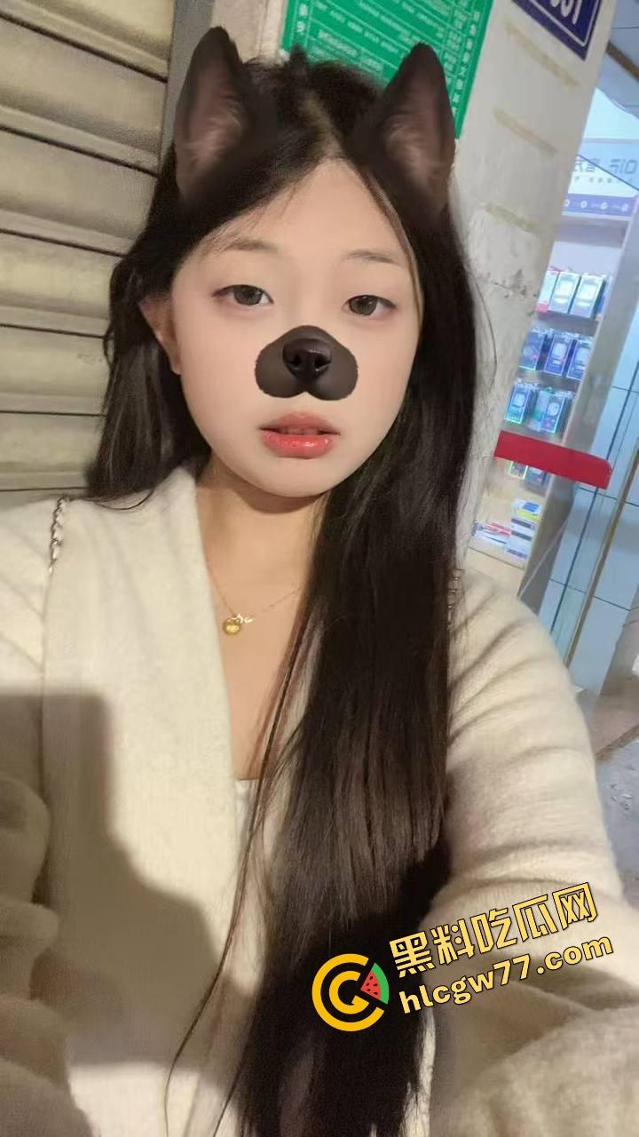 广东食品药品职院情侣操场野战，女友逼痒坐男友腿蹭逼蹭到湿，小哥握腰狂挺差点就插进去！-4