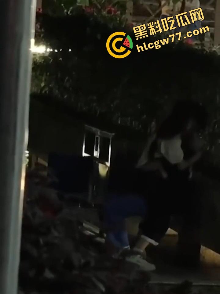 广东食品药品职院情侣操场野战，女友逼痒坐男友腿蹭逼蹭到湿，小哥握腰狂挺差点就插进去！-7