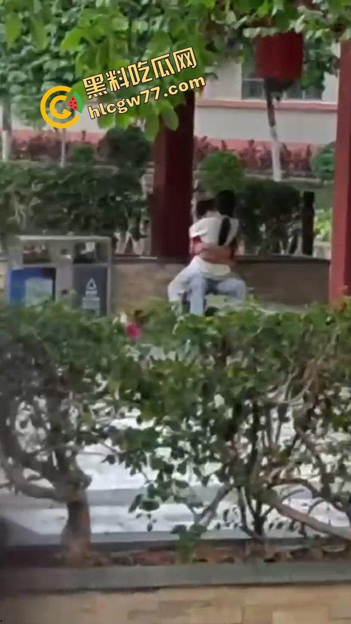广东食品药品职院情侣操场野战，女友逼痒坐男友腿蹭逼蹭到湿，小哥握腰狂挺差点就插进去！-14
