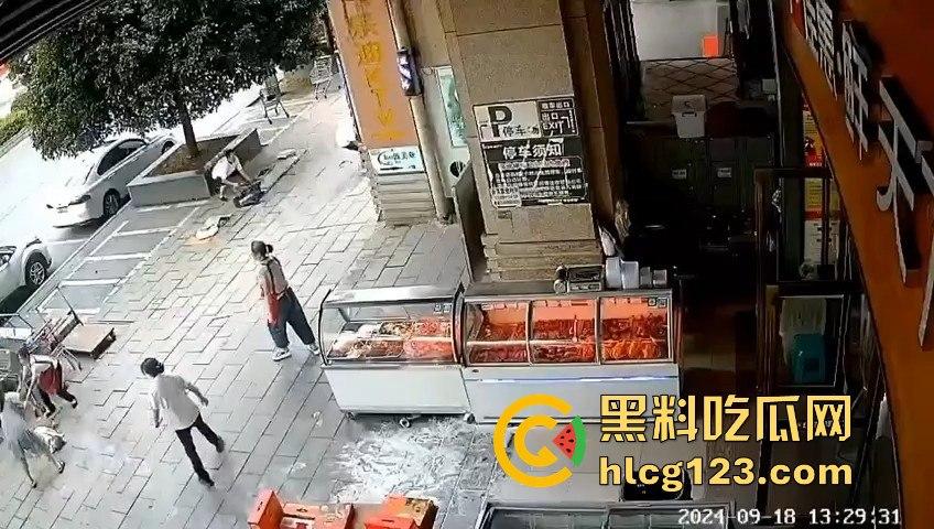 疯狗发狂咬住不放！怀孕母狗突袭小女孩，女孩妈都懵了，幸亏路人群殴才救回命！-2
