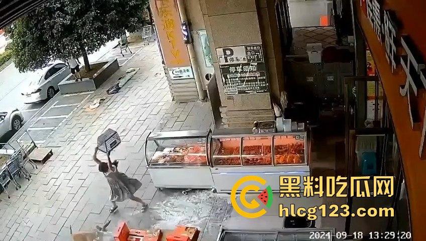 疯狗发狂咬住不放！怀孕母狗突袭小女孩，女孩妈都懵了，幸亏路人群殴才救回命！-6