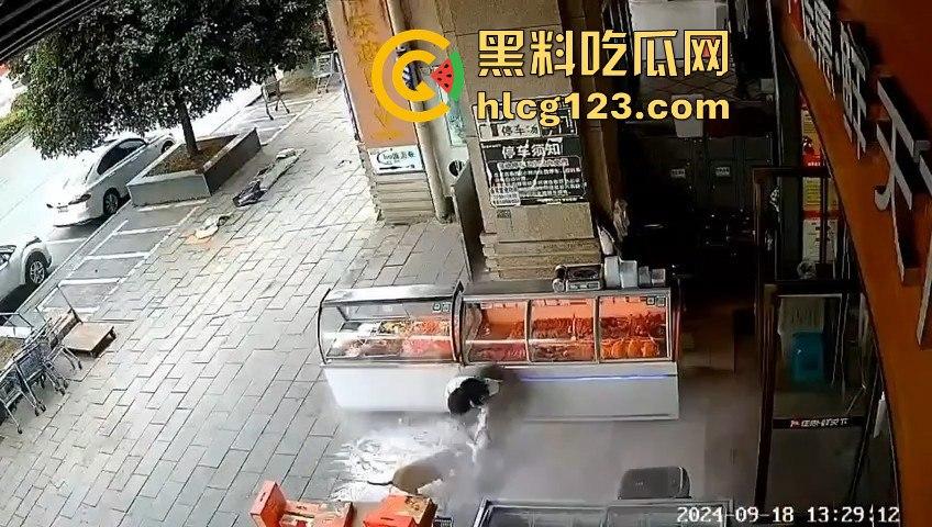 疯狗发狂咬住不放！怀孕母狗突袭小女孩，女孩妈都懵了，幸亏路人群殴才救回命！-11