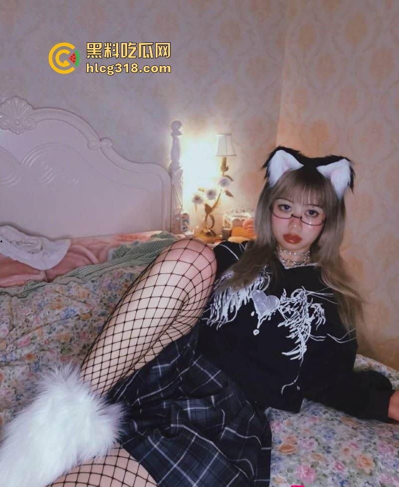 常州反差骚货【佟晓雪】包养调教视频曝光，女仆装摆姿势露逼，道具玩穴，骑乘插菊花骚气十足！-1