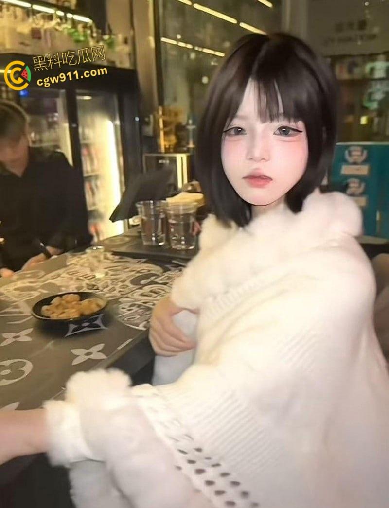 抖音网红【夜巴黎】直播曝出猛料，困困XD曾尿打K失禁，土豆黎网上立人设私下霸凌，三姐妹瓜多到根本吃不完！-4