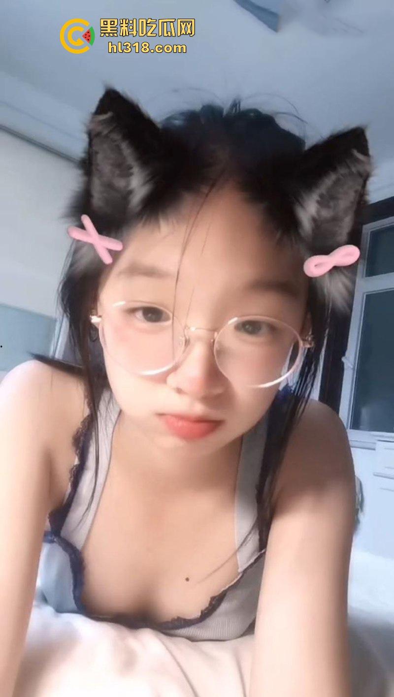 广西职业学院眼镜妹【江洁怡】自慰视频曝光，清纯嫩妹化身反差小骚逼，摸奶露穴淫荡诱惑，嫩出水了！-3