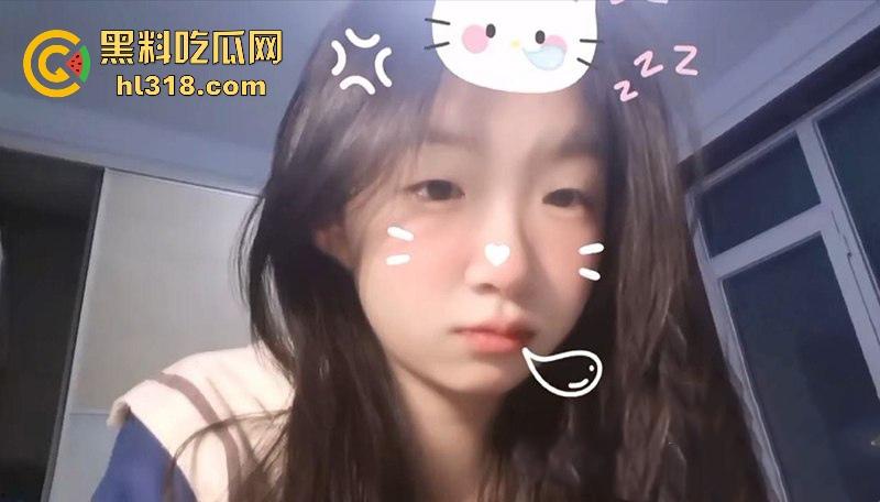 广西职业学院眼镜妹【江洁怡】自慰视频曝光，清纯嫩妹化身反差小骚逼，摸奶露穴淫荡诱惑，嫩出水了！-4