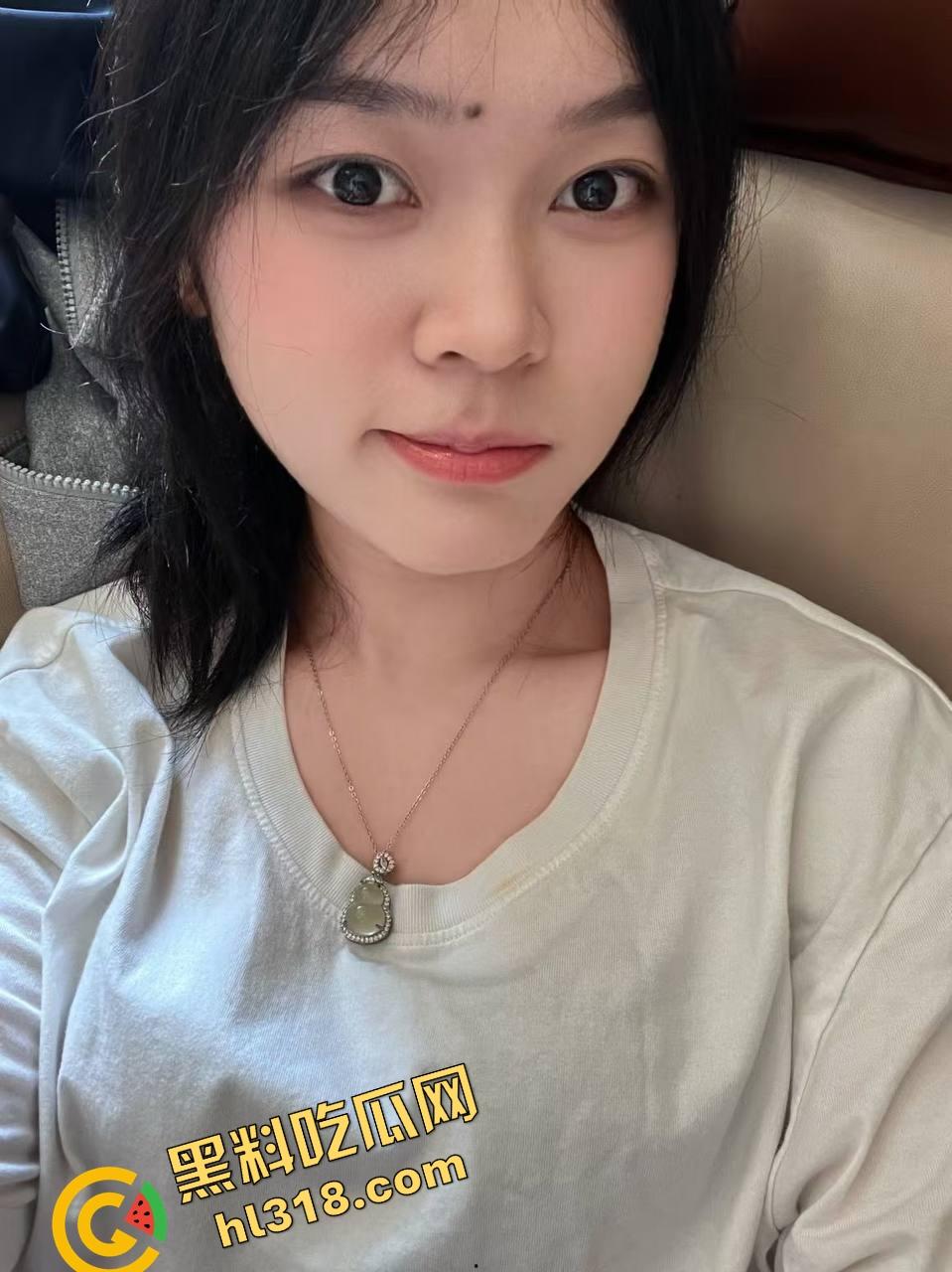 南京传媒学院极品反差母狗『李可盈』网调金主约炮，各种自拍视频流出，课代表小仙女也能喷水？-1