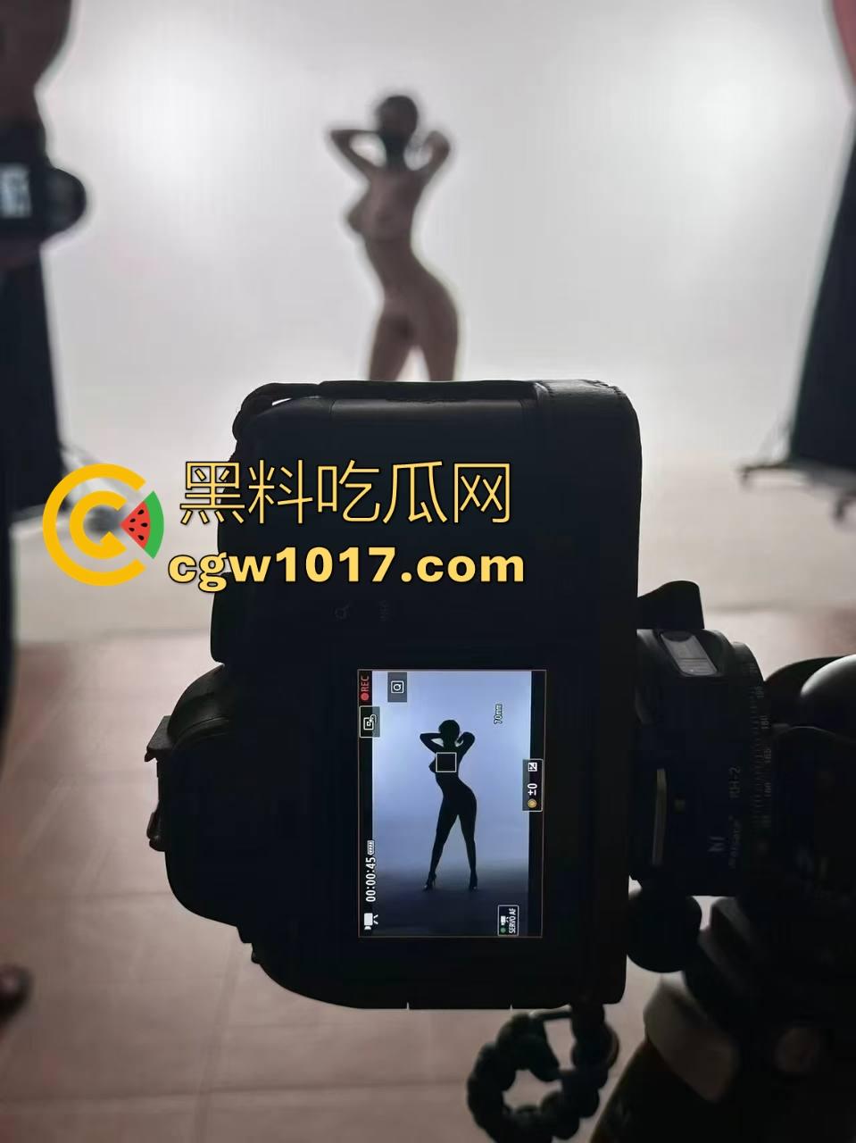 网黄摄影佬日常工作生活状态，拍性感模特私下约有同样爱好的反差尤物，真正吃得好的兄弟，真的不会对外说的！-2