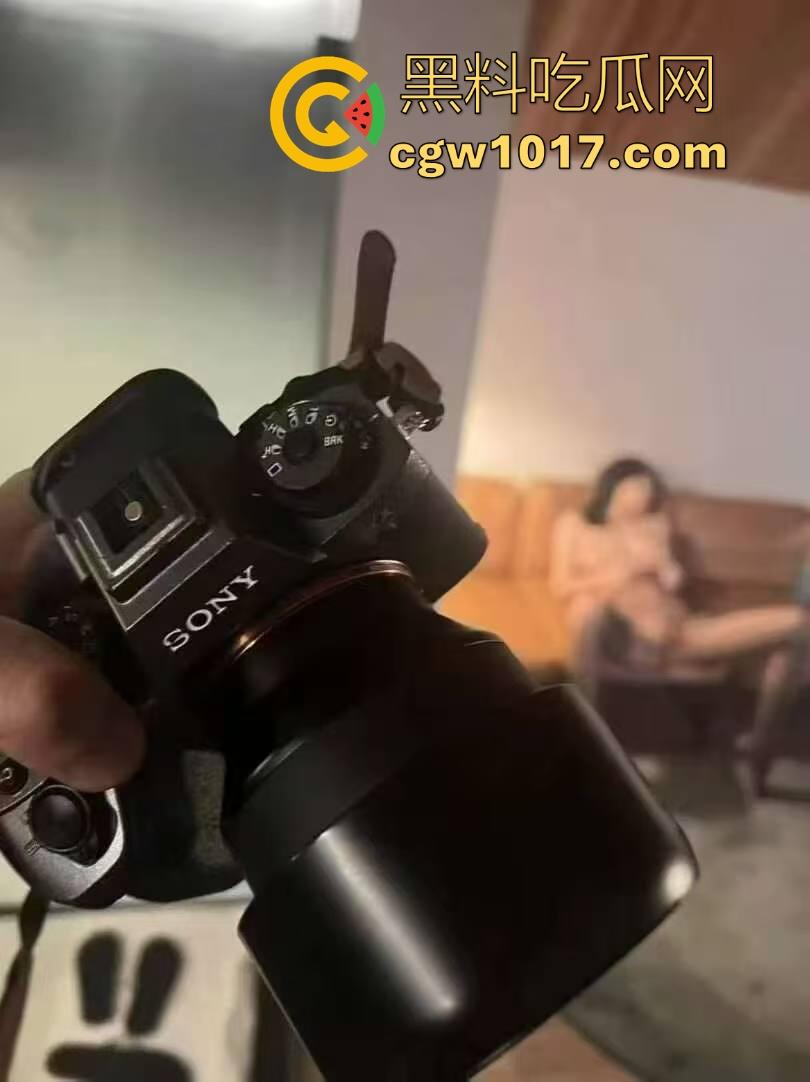 网黄摄影佬日常工作生活状态，拍性感模特私下约有同样爱好的反差尤物，真正吃得好的兄弟，真的不会对外说的！-4