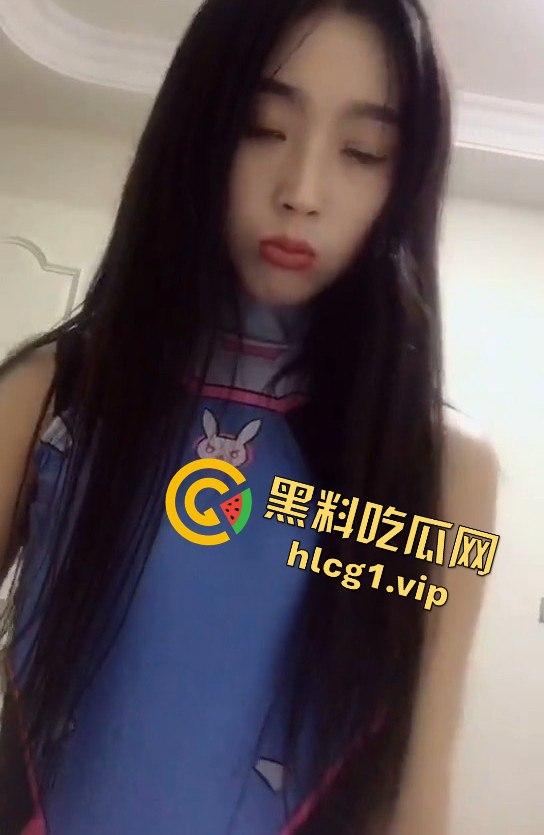 抖音博主私拍视频外泄!约榜一大哥玩耍,脱了裤子瞬间变成母狗,爬地舔金主的脚!-1