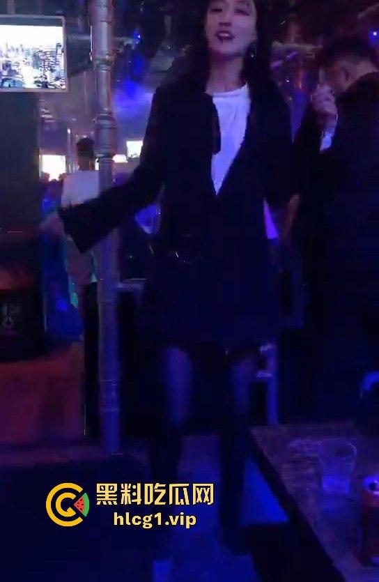 抖音博主私拍视频外泄!约榜一大哥玩耍,脱了裤子瞬间变成母狗,爬地舔金主的脚!-11