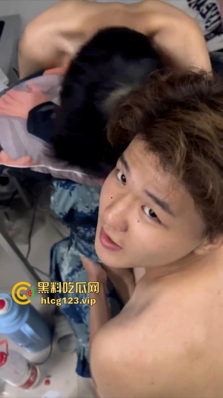 男生宿舍有gay成什么样子？西安科技大学俩男大学生激情湿吻视频流出 震碎三观！-4