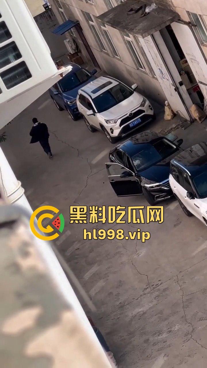 天津丈夫怀疑老婆出轨怒砸车，老婆吓得弃车逃跑！掏出自制手枪开火，枪声堪比沙鹰，建国后还敢造枪！-1