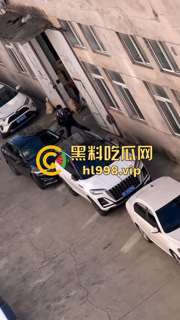 天津丈夫怀疑老婆出轨怒砸车，老婆吓得弃车逃跑！掏出自制手枪开火，枪声堪比沙鹰，建国后还敢造枪！-6