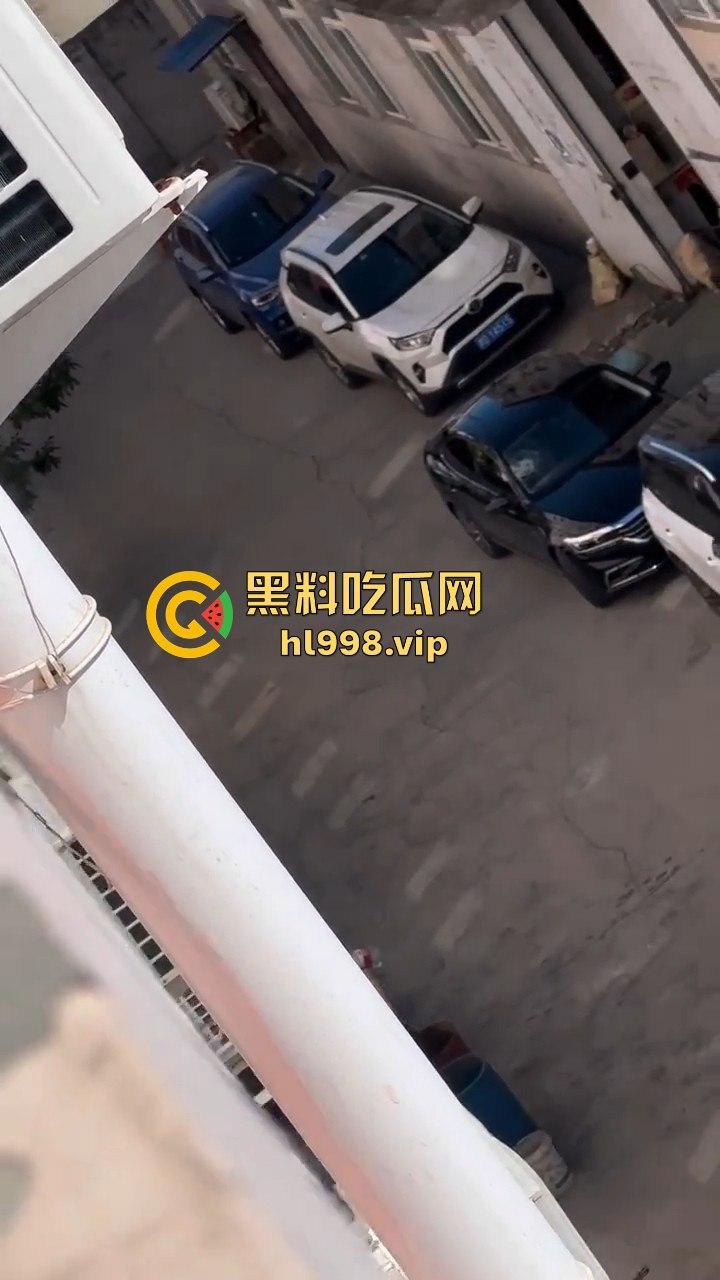 天津丈夫怀疑老婆出轨怒砸车，老婆吓得弃车逃跑！掏出自制手枪开火，枪声堪比沙鹰，建国后还敢造枪！-7