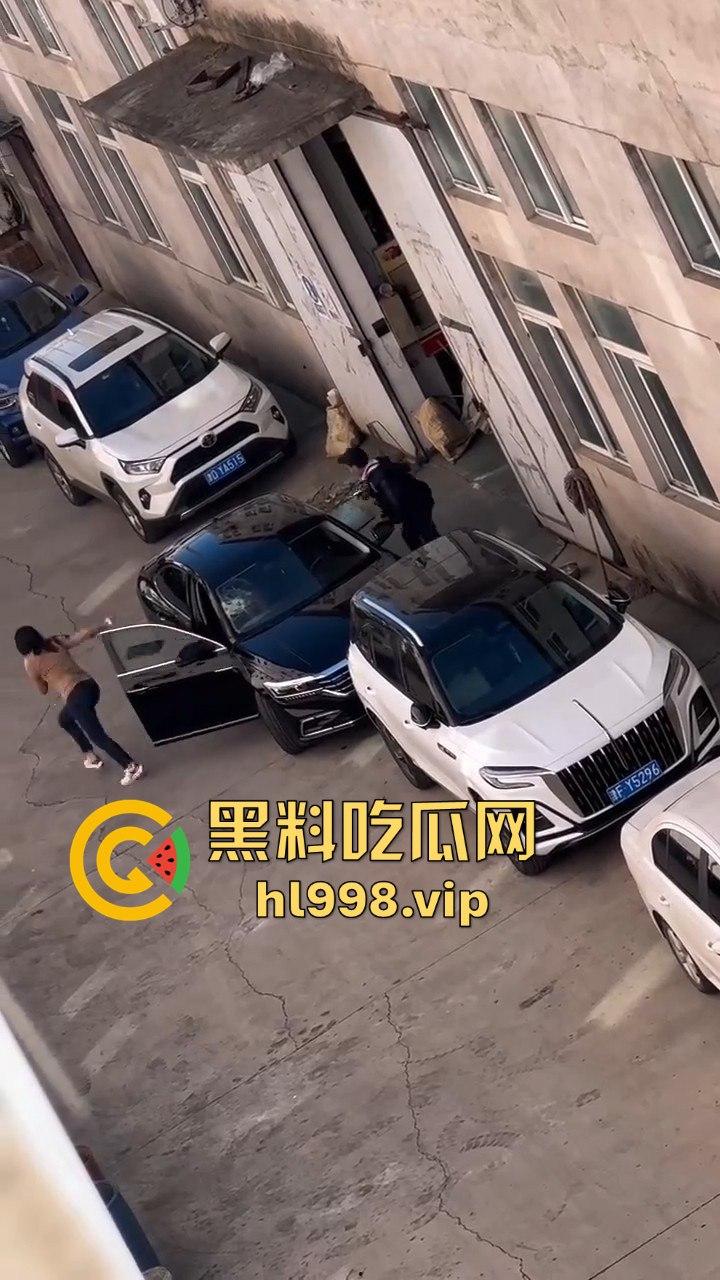 天津丈夫怀疑老婆出轨怒砸车，老婆吓得弃车逃跑！掏出自制手枪开火，枪声堪比沙鹰，建国后还敢造枪！-12