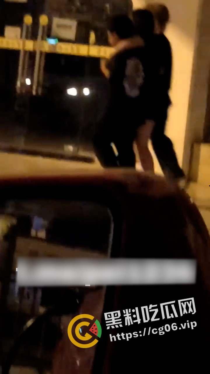 绵阳车友酒吧门口撞见精神小伙捡尸现场 醉酒女孩要被轮奸了 直接报警正义执行-5