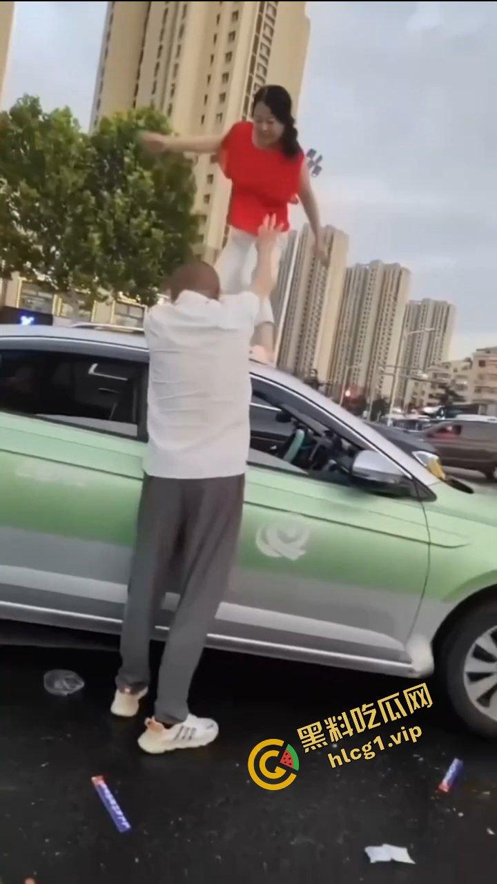 全网疯传大瓜！山东青岛老仙女 与出租车司机起争执 一言不合踩上车顶 脱衣裸体热舞！-7