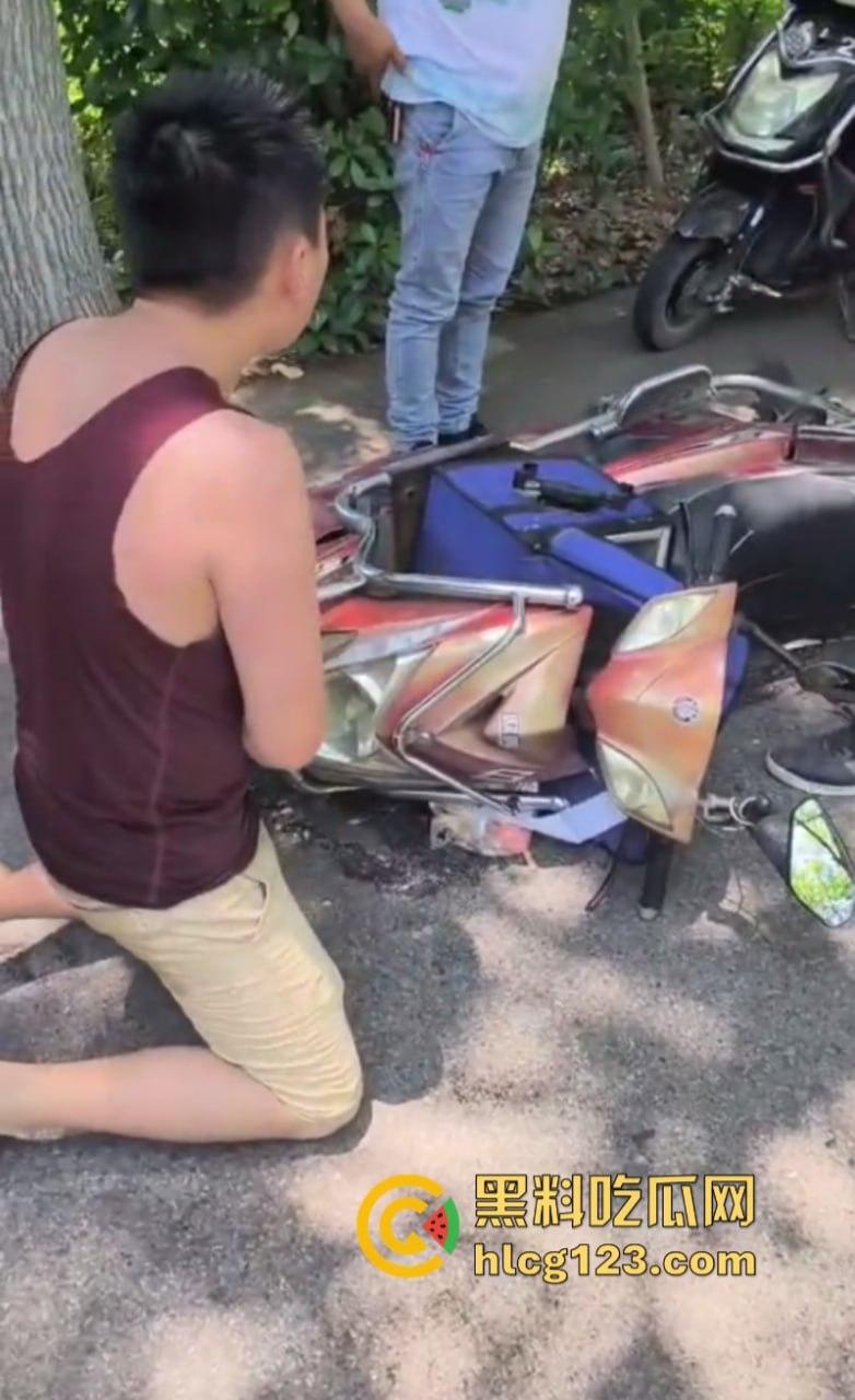 外卖小哥骑车看手机 不慎与小孩男相撞 把孩子吓得下跪道歉-5