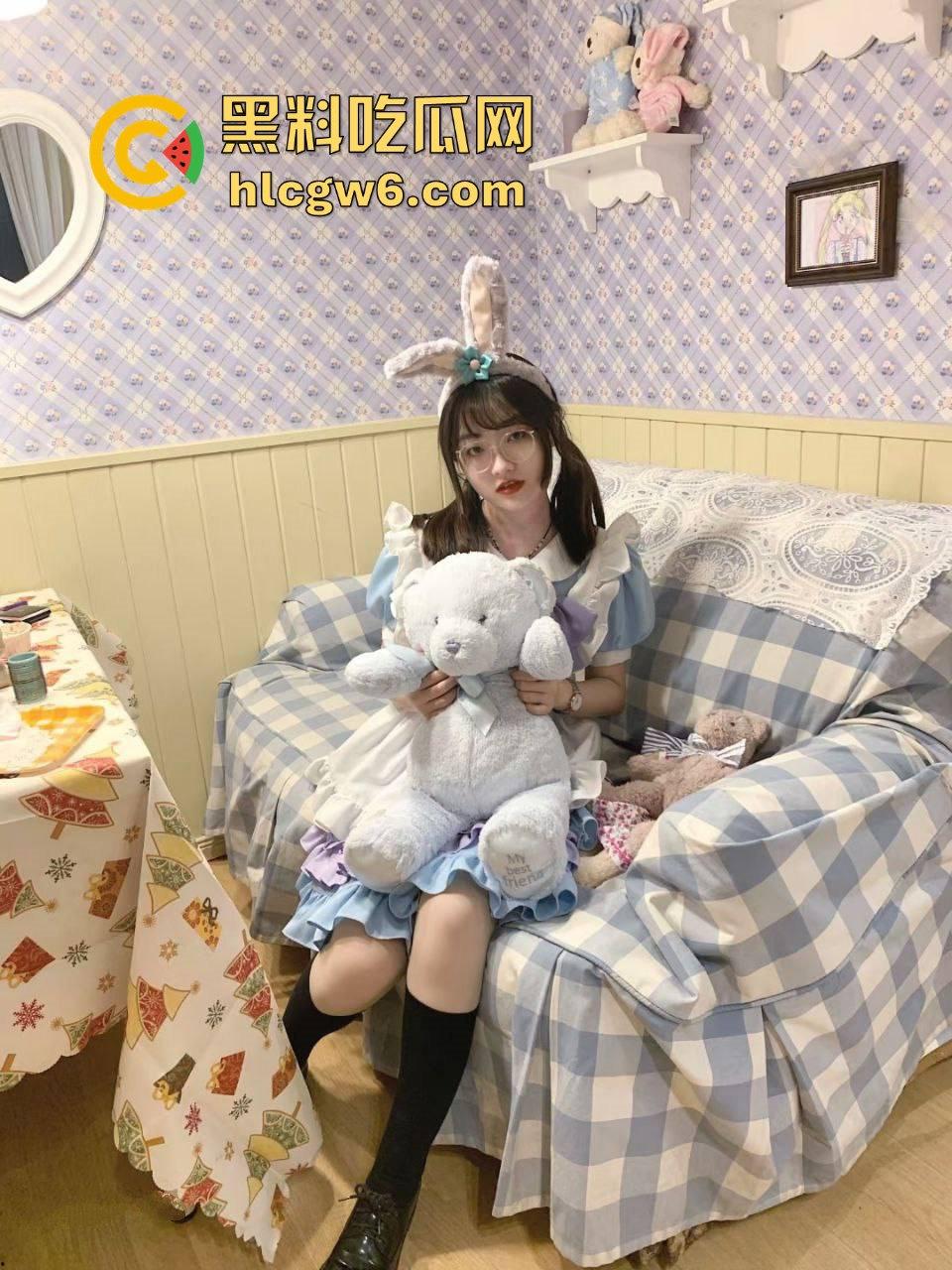 哈尔滨大学大三学姐【蔡文静】性爱视频惨遭泄密，自动挡骑乘满足私欲，萝莉表骚母心-1