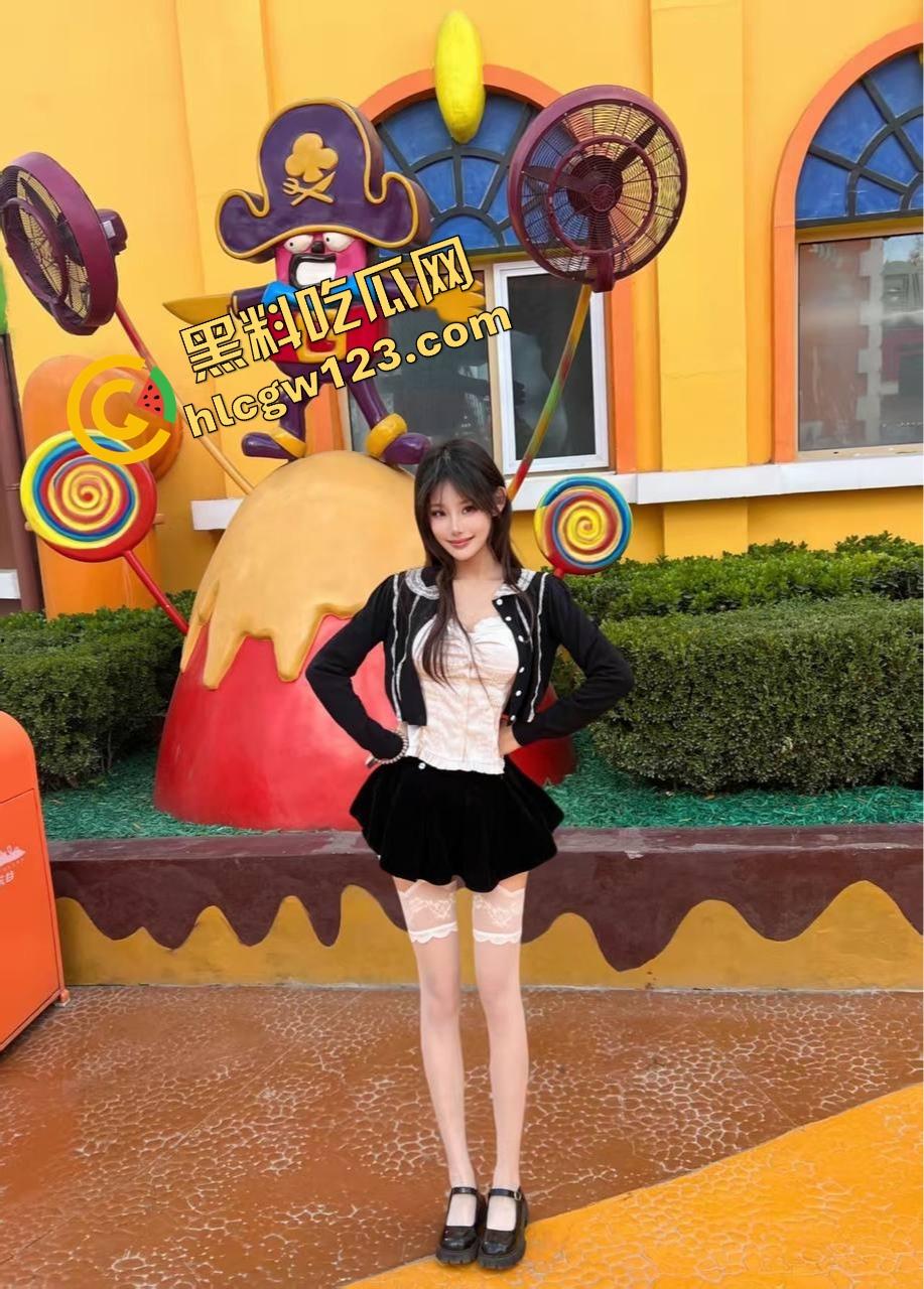 黑丝骚妹车震爽到疯,边开车边自慰喊操我,人来车往照样喷水,主动跳车求操,骚得一匹!-4