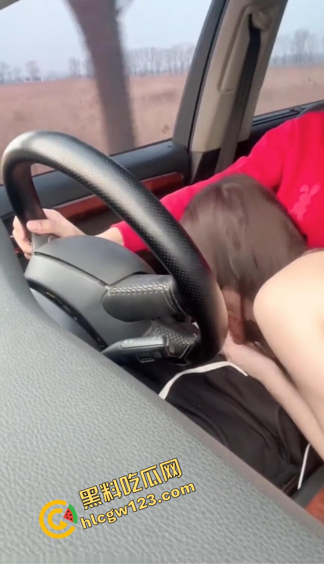 黑丝骚妹车震爽到疯,边开车边自慰喊操我,人来车往照样喷水,主动跳车求操,骚得一匹!-8