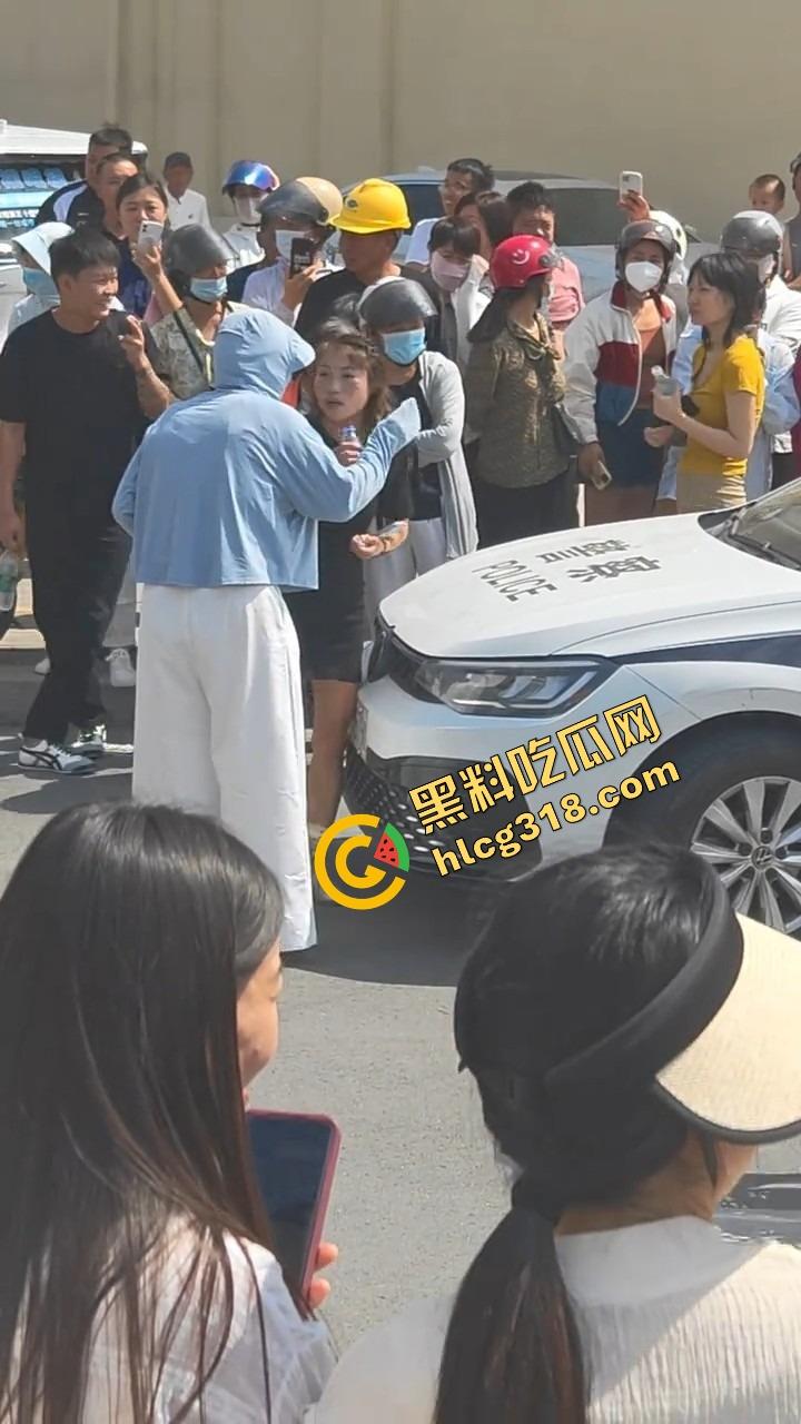 山东菏泽违停被贴条不服还爬警车狂吼，网红『玲玲宝贝』在线上演癫婆斗交警！-5