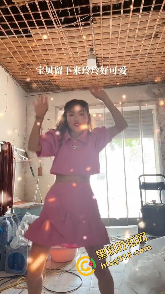 山东菏泽违停被贴条不服还爬警车狂吼，网红『玲玲宝贝』在线上演癫婆斗交警！-10