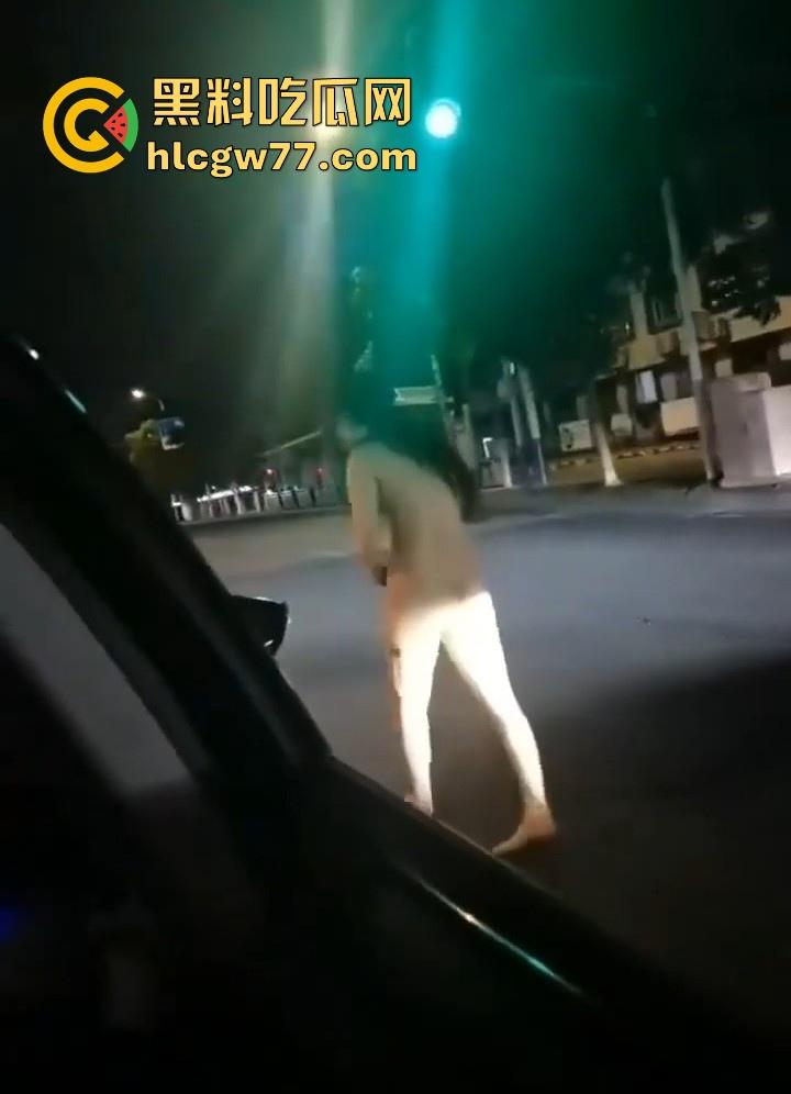 小情侣街上吵架女子一言不合便脱衣服裸奔，裸体躺在马路中间装死，这样爱裸奔的毛病都是谁惯的！-2