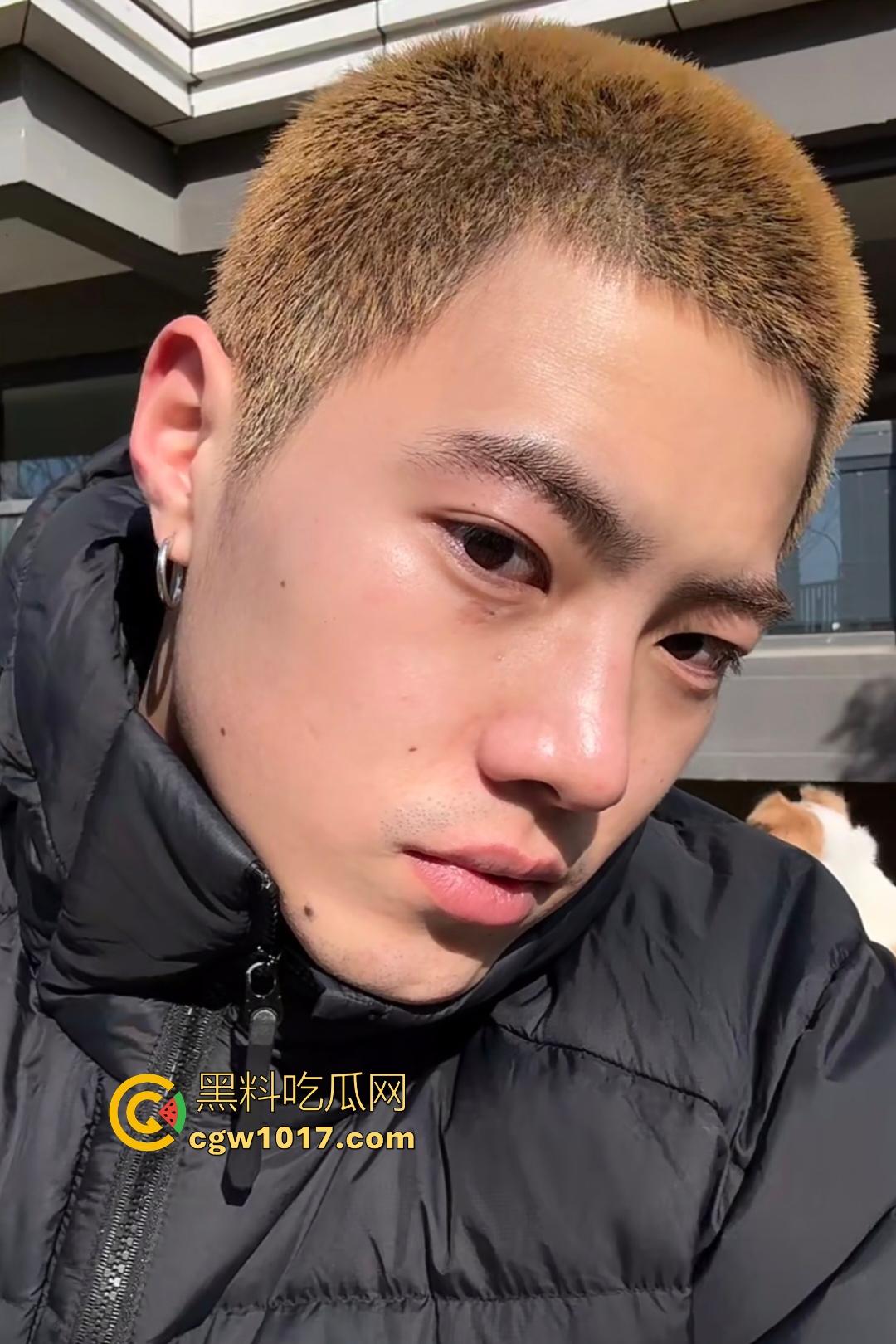 当18岁小伙遇上痴女是什么体验？黄毛小伙大战疯狗痴女，痴女跪地深喉如饿狼吞巨屌白沫拉丝喷脸，精液量大管饱！-5