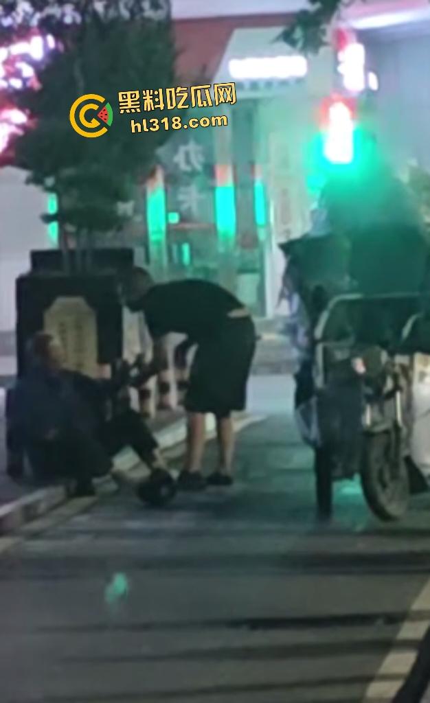 河南栾川县畜牲交警暴打拾荒老人!头盔狂砸血流满面,路人教练怒摔制服!-4