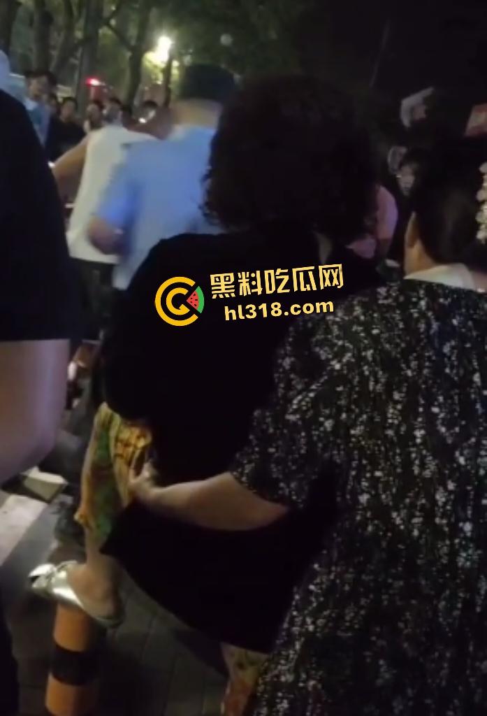 河南栾川县畜牲交警暴打拾荒老人!头盔狂砸血流满面,路人教练怒摔制服!-7