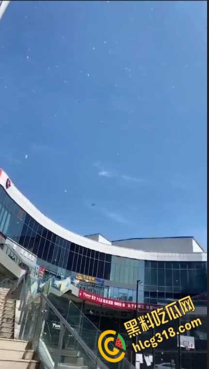 河北黄骅金宝撒钱事件，有钱人真是壕啊，楼下大把的人在那捡钱这种好事，我为什么遇不到 ?-5