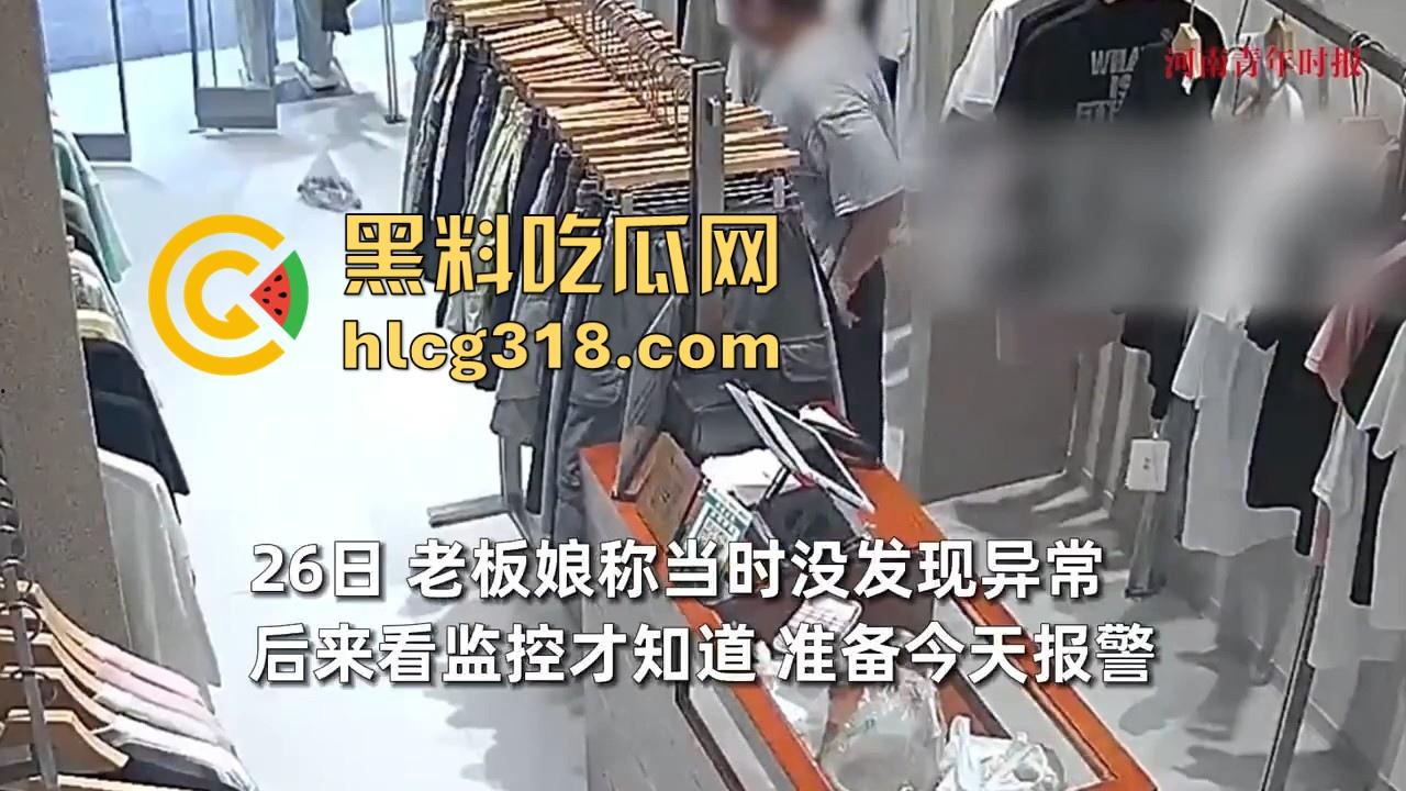 四川资阳一男子爬进服装店自慰，对着地板裸漏鸡巴摩擦，这是什么奇葩操作憋太久了？-5