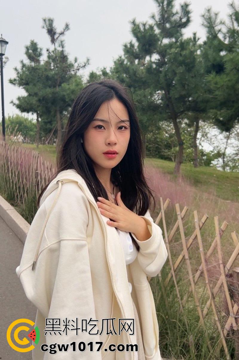 上海同济大学清纯小学妹【王梓紫】，身材性感奶大臀翘，被大屌体育生勾搭，到酒店展示吃鸡技术，小嘴都撑爆了！-2