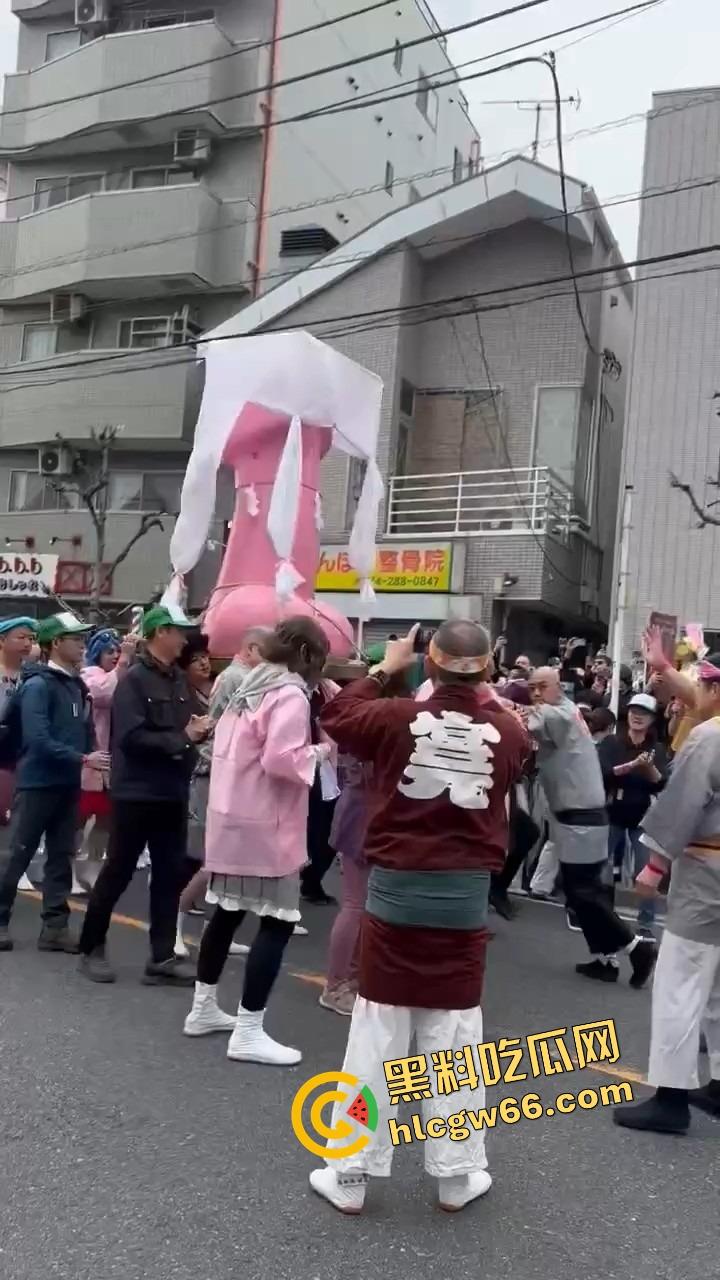 日本金枪节你见过没?川崎市年度阴茎大游行,全城举着老二走街串巷,还能边走边吃小弟造型章鱼烧?-5