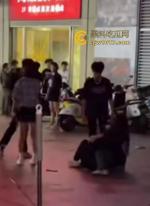 11月1日陕西西安精神小妹撞人骂街不道歉，遭精神小伙围殴踢肚狂飙，闺蜜龟缩不敢拦架，这内脏都要出血了吧！-2