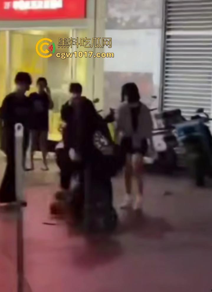 11月1日陕西西安精神小妹撞人骂街不道歉，遭精神小伙围殴踢肚狂飙，闺蜜龟缩不敢拦架，这内脏都要出血了吧！-6