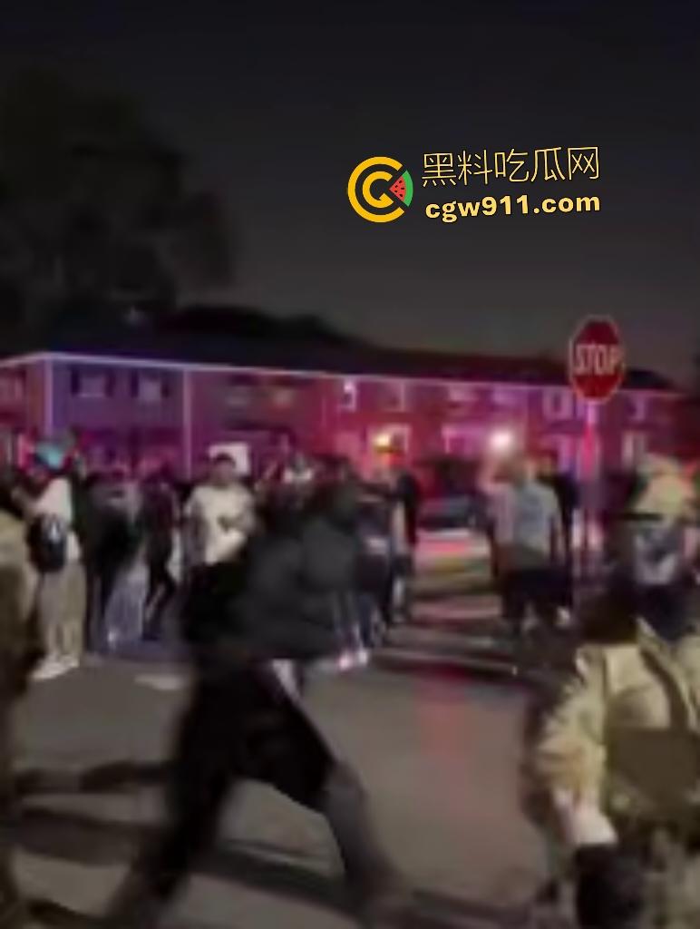 芝加哥移民猎巫大行动！特朗普铁拳砸下800+非法客从车中拖出狂搜住所，巴士驱逐潮喷抗议者怒吼“Shit”！-1