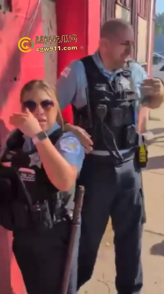 芝加哥移民猎巫大行动！特朗普铁拳砸下800+非法客从车中拖出狂搜住所，巴士驱逐潮喷抗议者怒吼“Shit”！-6