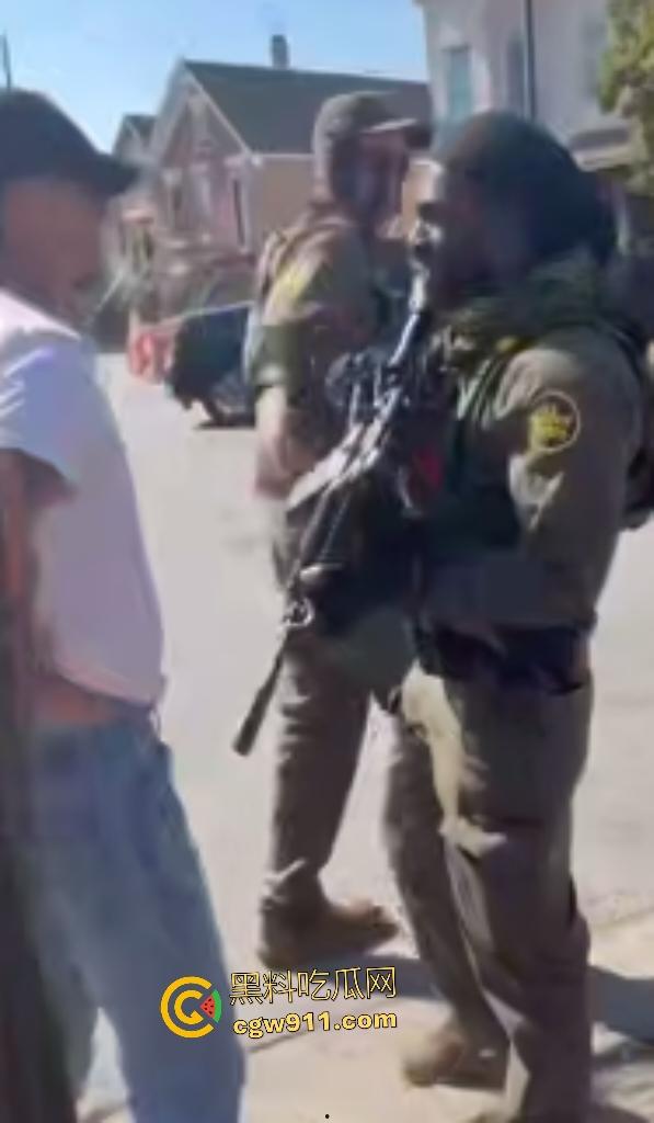 芝加哥移民猎巫大行动！特朗普铁拳砸下800+非法客从车中拖出狂搜住所，巴士驱逐潮喷抗议者怒吼“Shit”！-7