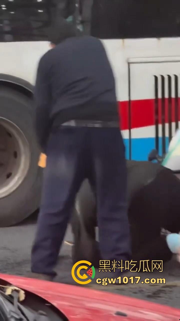 山东日照外卖小哥被撞，直接躺下玩手机报警处理，姿势像在家的床上一样，不料遭司机大哥报复-2