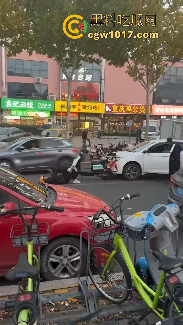 山东日照外卖小哥被撞，直接躺下玩手机报警处理，姿势像在家的床上一样，不料遭司机大哥报复-4
