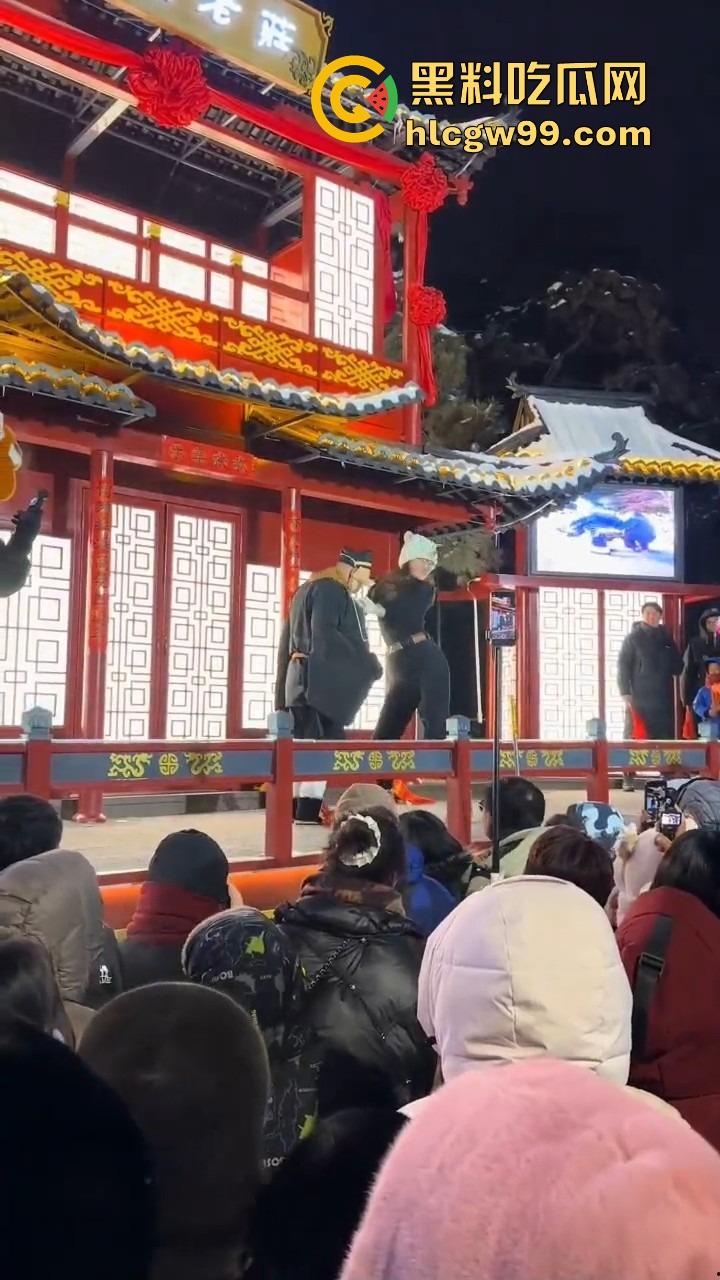 长春动植物公园惊现遛猪新玩法,斯文眼镜妹一秒变女流氓,八戒哥裤腰带被扯开,牵着猪头直接遛大街!-1