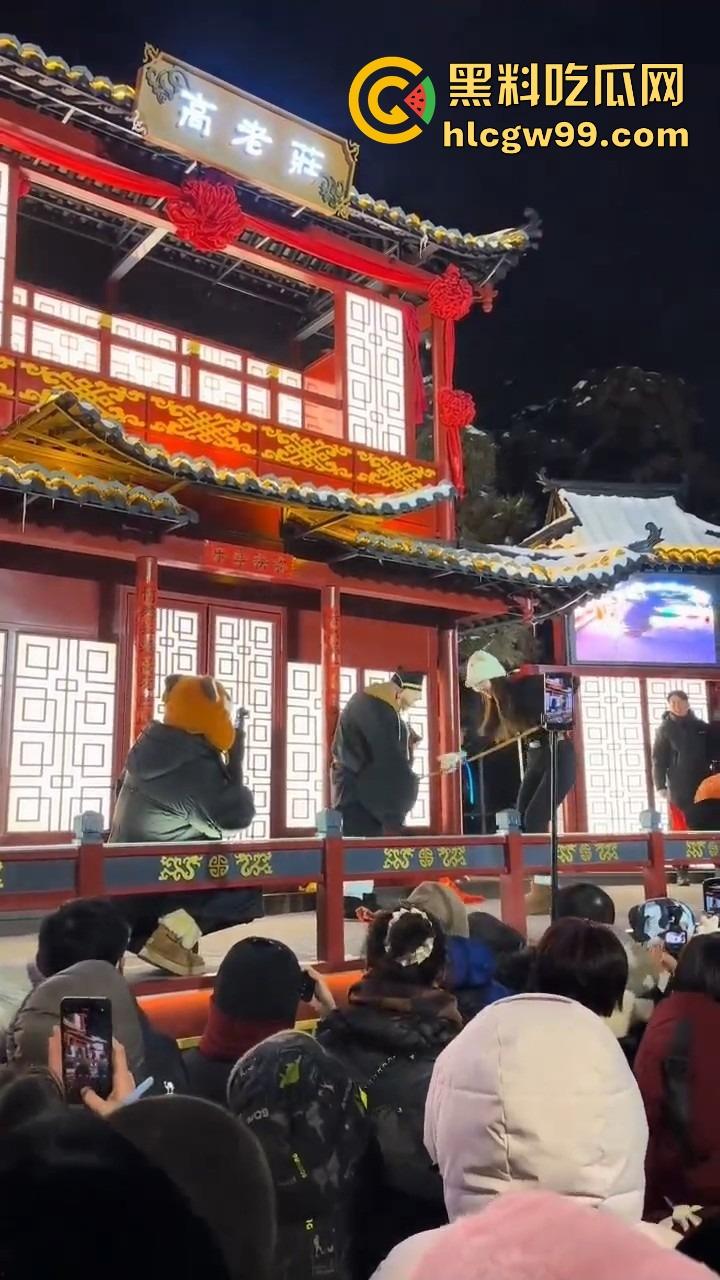 长春动植物公园惊现遛猪新玩法,斯文眼镜妹一秒变女流氓,八戒哥裤腰带被扯开,牵着猪头直接遛大街!-3