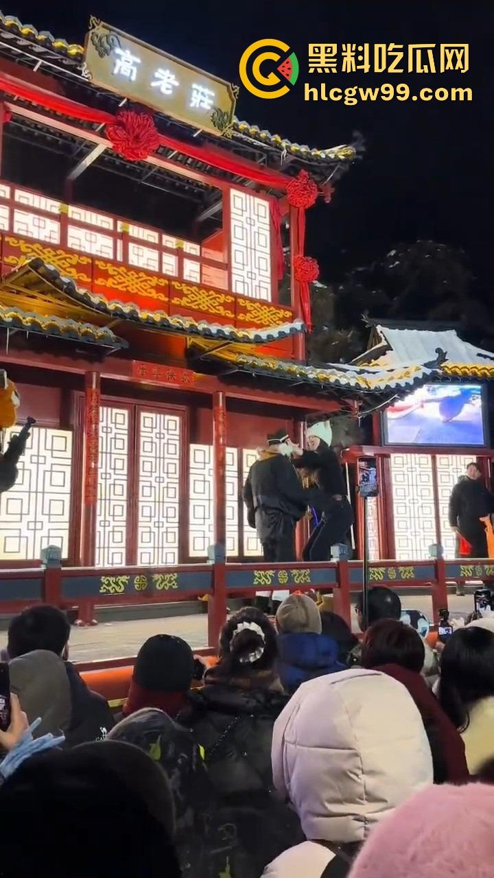 长春动植物公园惊现遛猪新玩法,斯文眼镜妹一秒变女流氓,八戒哥裤腰带被扯开,牵着猪头直接遛大街!-4