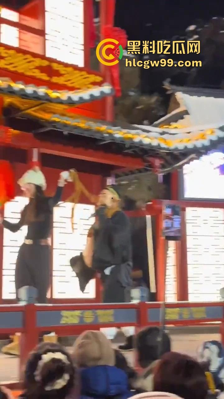 长春动植物公园惊现遛猪新玩法,斯文眼镜妹一秒变女流氓,八戒哥裤腰带被扯开,牵着猪头直接遛大街!-5