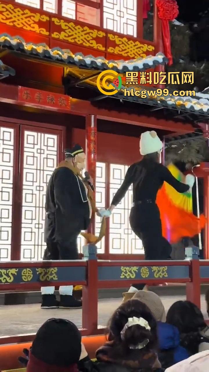 长春动植物公园惊现遛猪新玩法,斯文眼镜妹一秒变女流氓,八戒哥裤腰带被扯开,牵着猪头直接遛大街!-6