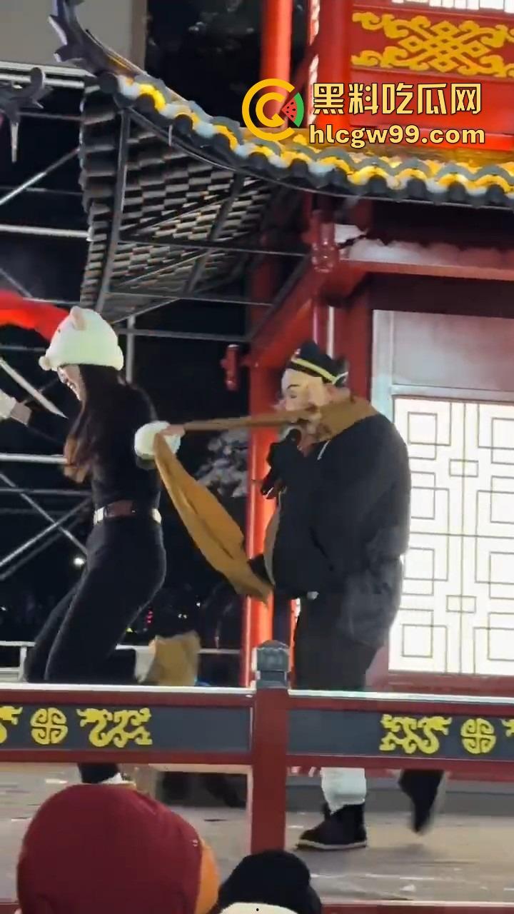 长春动植物公园惊现遛猪新玩法,斯文眼镜妹一秒变女流氓,八戒哥裤腰带被扯开,牵着猪头直接遛大街!-8