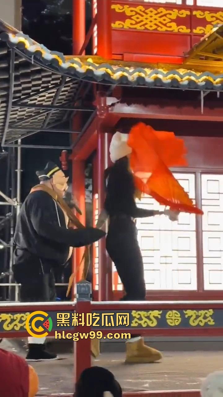 长春动植物公园惊现遛猪新玩法,斯文眼镜妹一秒变女流氓,八戒哥裤腰带被扯开,牵着猪头直接遛大街!-9